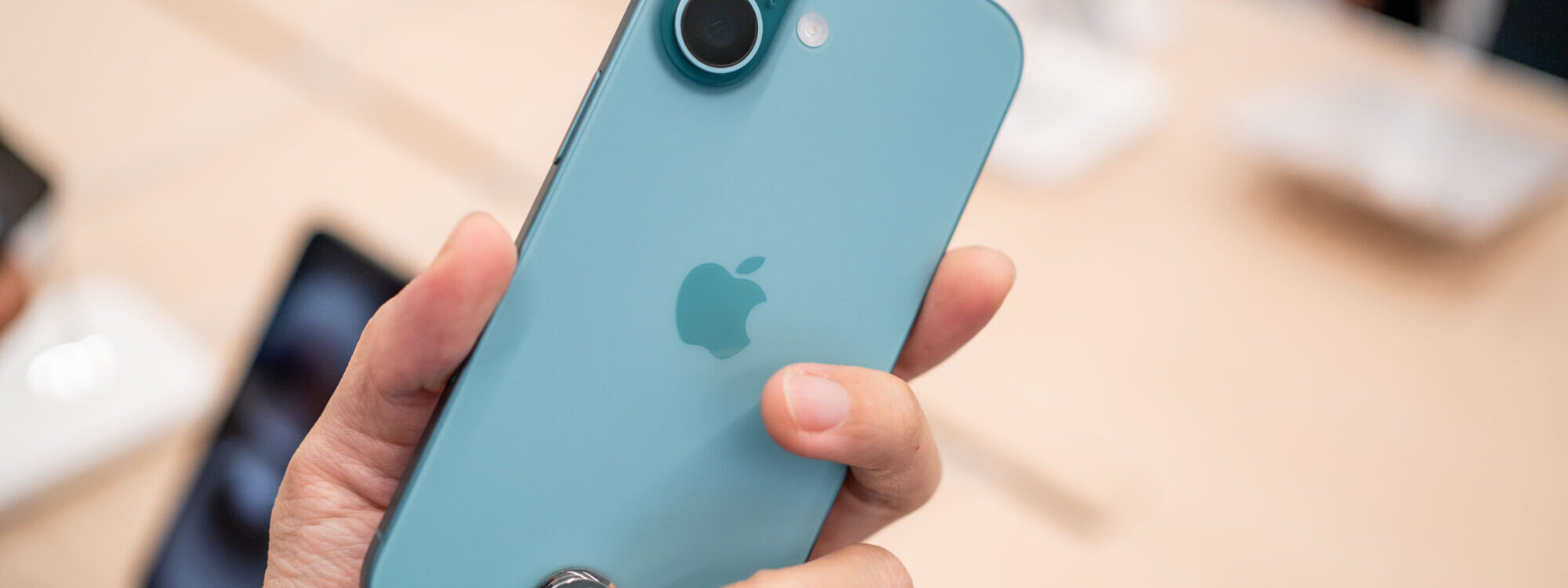 IPHONE16 2000X750 | Croizat Services Rachat de smartphone : quand et comment revendre votre ancien téléphone en toute sécurité ? Versailles